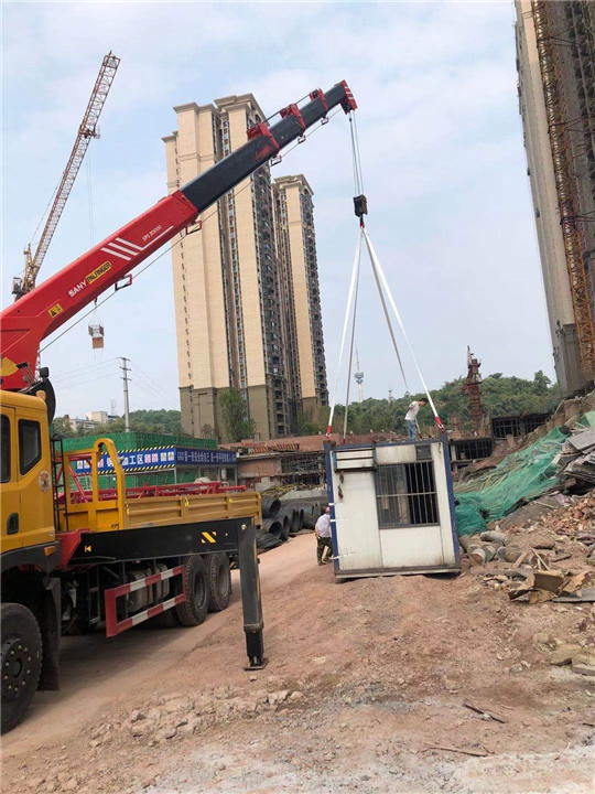 内江市随车吊师傅告诉你租赁随车吊车如何区分吨位